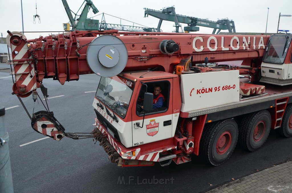 LKW umgestuerzt Niehler Hafen P090.JPG